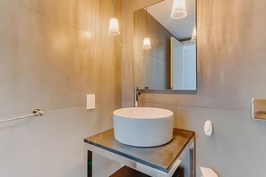 Apartment | Bathroom | Shower, hair dryer, towels, soap