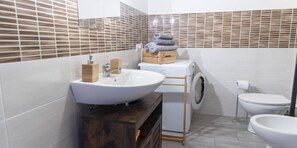 Ducha, secador de pelo, bidet, toallas
