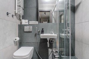 Appartement | Badkamer | Gratis toiletartikelen, een haardroger, handdoeken, toiletpapier