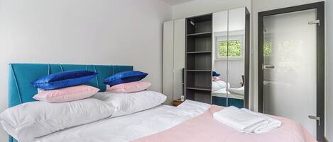 Apartment | 2 bedrooms, desk, iron/ironing board, free WiFi