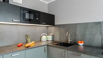 Apartment | Eigene Kochnische | Kühlschrank, Mikrowelle, Herdplatte, Geschirrspüler