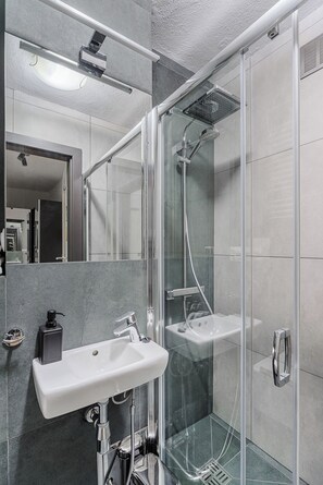Apartment | Bathroom | Free toiletries, hair dryer, towels, toilet paper