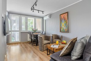 Apartment | Living room | Flat-screen TV