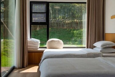 Jushi Mountain Love Hotel