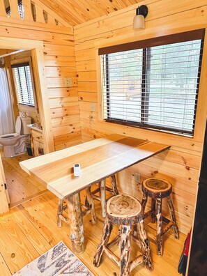 Minikjøleskap, mikrobølgeovn, kaffetrakter/tekoker og fryser