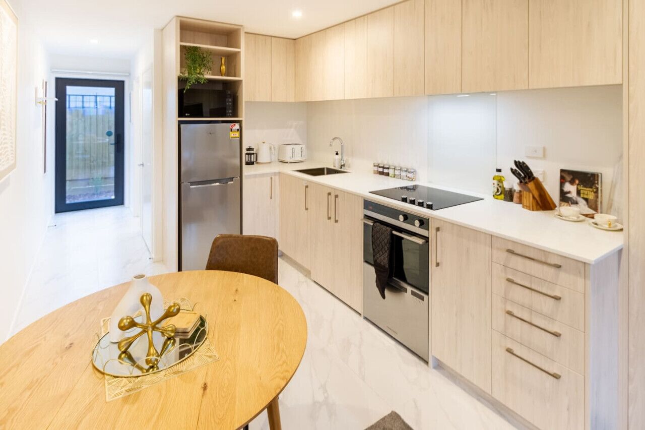 Frigorífico, microondas, horno y placa de cocina