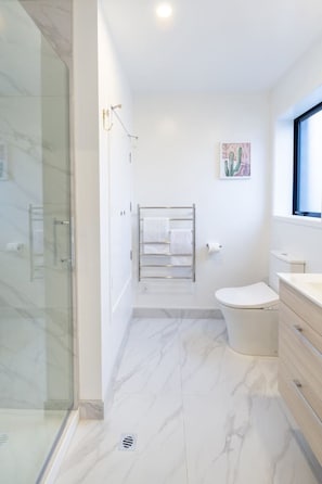 Hair dryer, towels - Urban Retreat at 8 Wilmer: Upper Level Studio Gem (Christchurch)