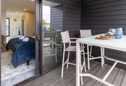 Urban Retreat at 8 Wilmer: Upper Level Studio Gem