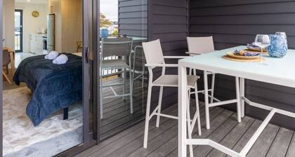 Urban Retreat at 8 Wilmer: Upper Level Studio Gem