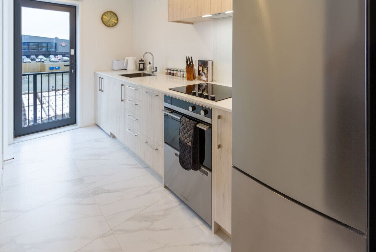 Jääkaappi, mikroaaltouuni, uuni, liesi