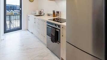 Jääkaappi, mikroaaltouuni, uuni, liesi