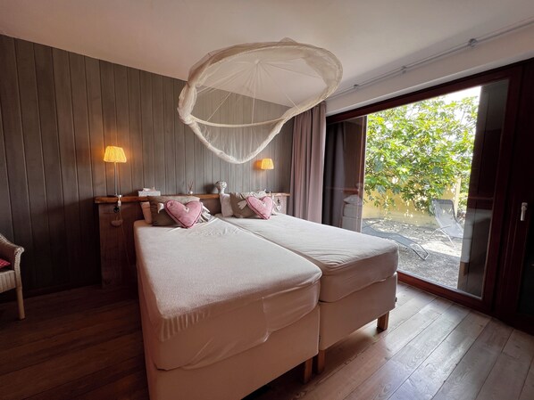 1 bedroom, travel cot, WiFi, bed sheets