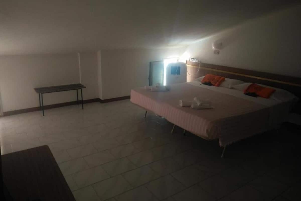 Economy Triple Room | Hypo-allergenic bedding, in-room safe, free WiFi, bed sheets