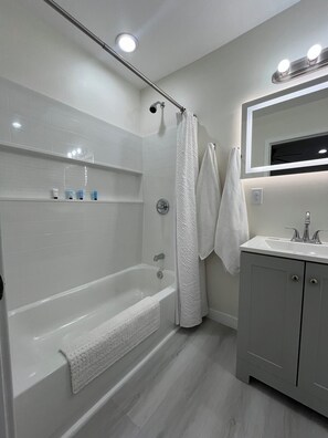 Een douche, handdoeken, zeep, shampoo