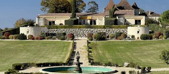Elegant Wine Estate: Stunning Views, Heated Pool & Wi-Fi