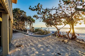 On the beach - Beachfront! 2 Houses - Sleeps up to 16! (Captiva)