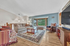 Smart-TV, Tischfußball, Tischtennisplatte, Bücher