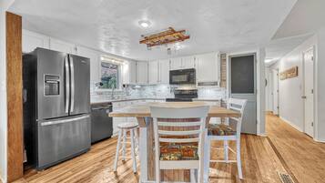 Een koelkast, een magnetron, een oven, een kookplaat