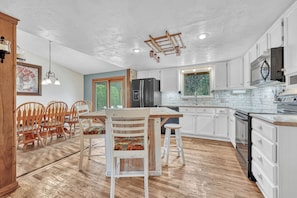 Fridge, microwave, oven, stovetop - 4BR Family Home • Game Room & Plenty of Space (Castle Rock)