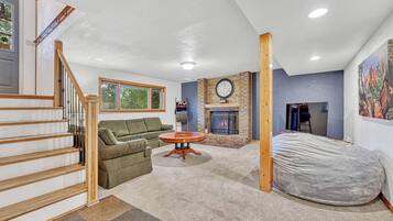 Smart TV, futbolito, mesa de ping pong, libros