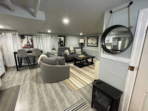 Smart TV - Charming Greater Basement Philly Apt. (Upper Darby)