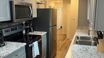 Coffee/tea maker, fridge, microwave, oven