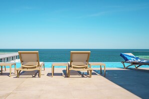 Seasonal outdoor pool, pool umbrellas, sun loungers - ROYALE SUNDANCE 225 INFINITY (Navodari)