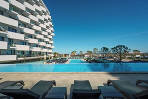 Seasonal outdoor pool, pool umbrellas, pool loungers - ROYALE SUNDANCE 225 INFINITY (Navodari)