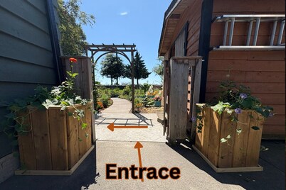 2BR Suite · Free Parking · 38 mins to BC Place