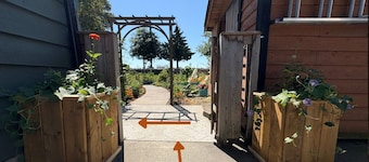 2BR Suite · Free Parking · 38 mins to BC Place