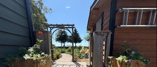 2BR Private Suite w/ Parking, 30 mins to Vancouver