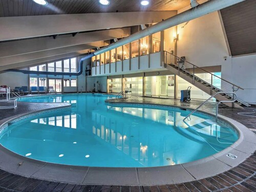 Renovated Escape in Mountain Resort. Lake, Pool, Kayak, Family and Pet Friendly!