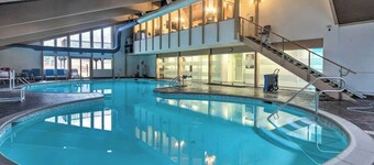 Renovated Escape in Mountain Resort. Lake, Pool, Kayak, Family and Pet Friendly!