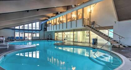 Renovated Escape in Mountain Resort. Lake, Pool, Kayak, Family and Pet Friendly!