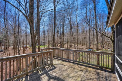 Renovated Escape in Mountain Resort. Lake, Pool, Kayak, Family and Pet Friendly!