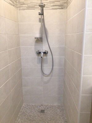 Chuveiro, secador de cabelo, toalhas de banho, sabonete