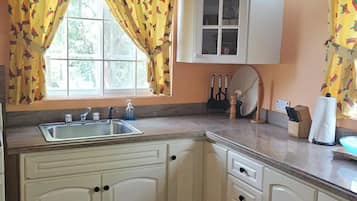 雪櫃、微波爐、爐具、電熱水壺