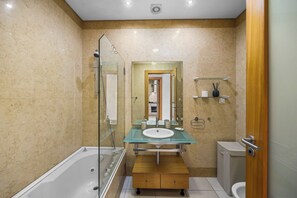 ヘアドライヤー、ビデ、タオル、石鹸