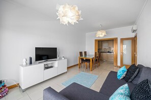 Smart TV - Top Floor Sea and City View 1-bedroom Apartment (Albufeira)