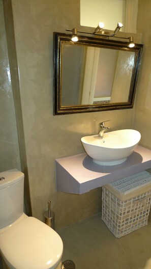 毛巾、肥皂、卫生纸