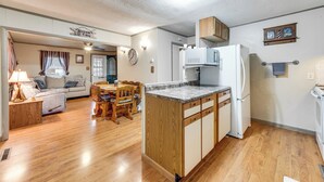 Un espacio habitable compacto con cocina, comedor y sala.