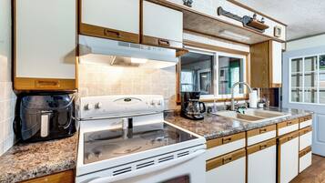 Réfrigérateur, micro-ondes, plaque de cuisson, lave-vaisselle