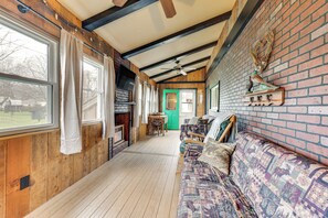 TV, fireplace - Charming Spirit Lake Home - 6 Mi to Arnolds Park! (Spirit Lake)