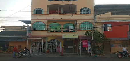 Vista frontal de la propiedad