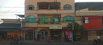 HOSTAL LA GRAN FAMILIA