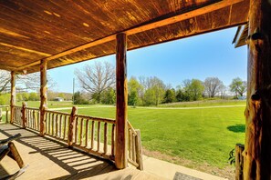 Property grounds - Spacious Ozarks Family Home - Private Pool & Grill (Leasburg)