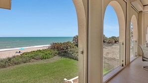 Un balcón con vista a la playa y al océano.