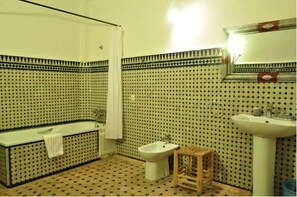 Pyyhkeet, saippua, vessapaperi