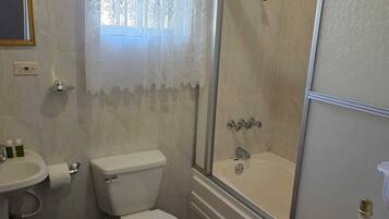 Douche, sĂšche-cheveux, serviettes fournies, savon