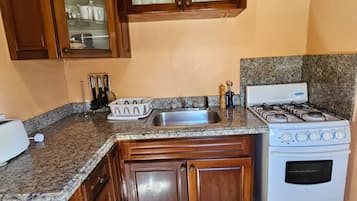 雪櫃、微波爐、爐具、電熱水壺